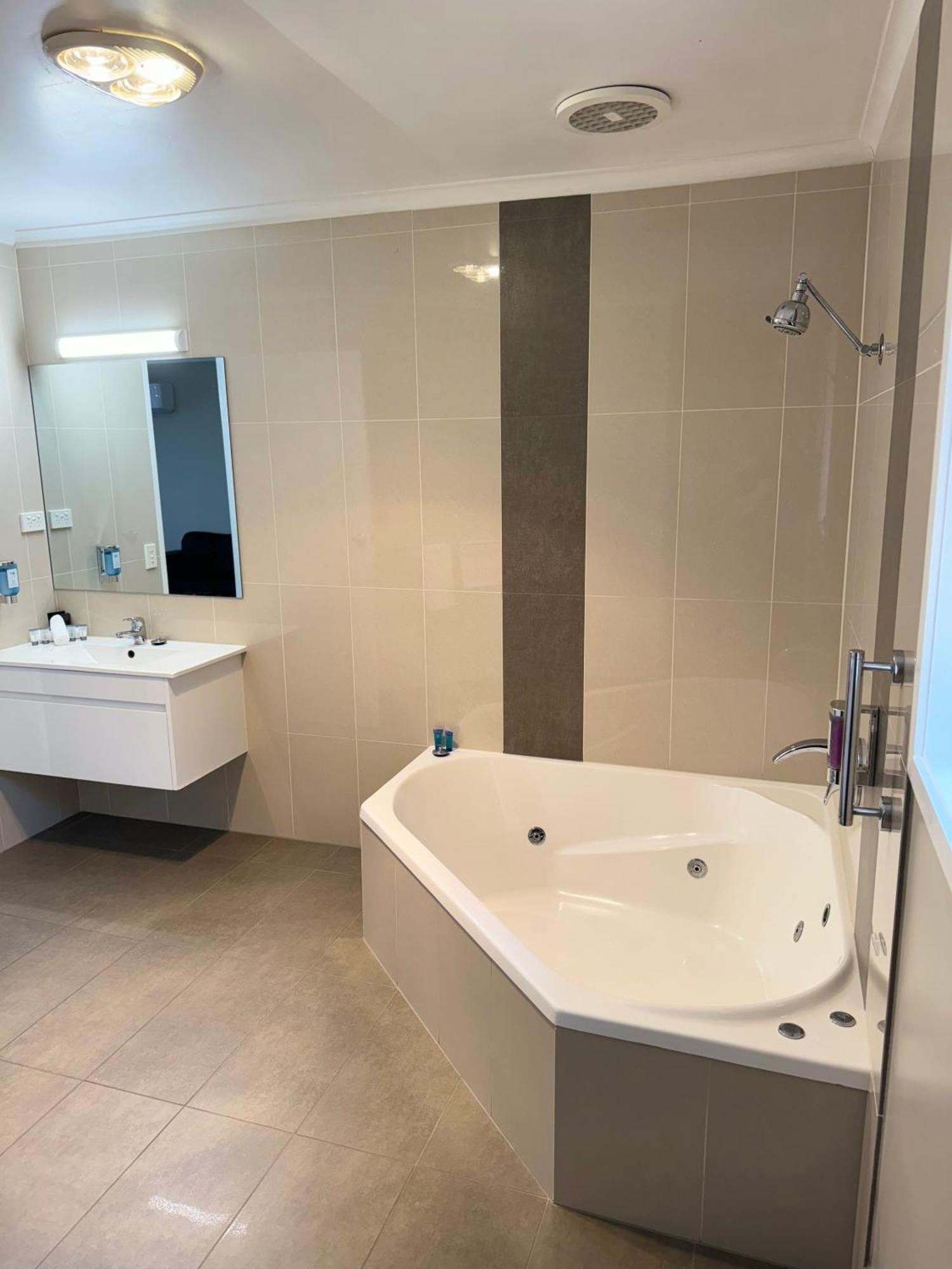 Blue Whale Motor Inn & Apartments Warrnambool Bagian luar foto